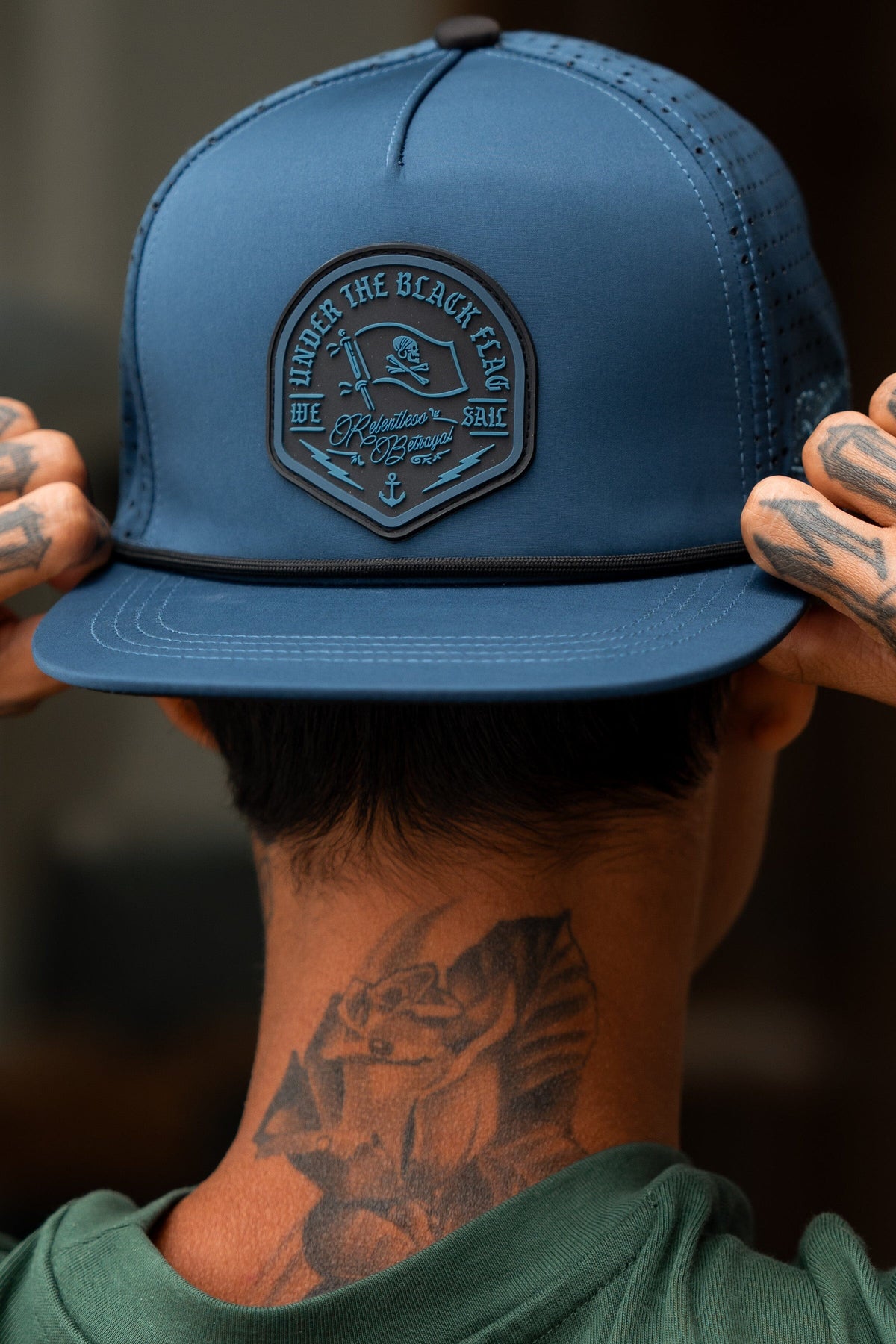 下沉或游泳 BLACKOUT Snapback