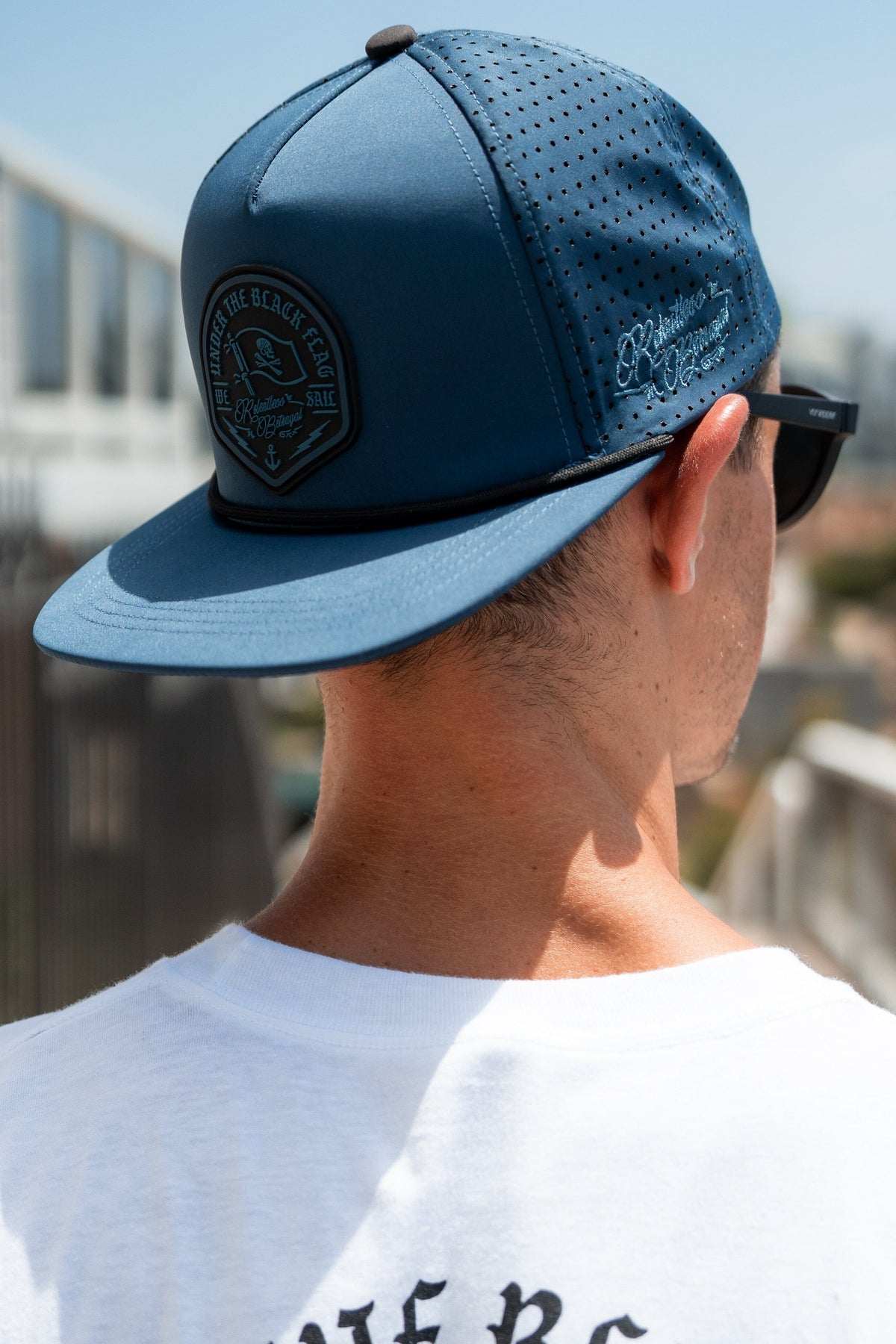 下沉或游泳 BLACKOUT Snapback