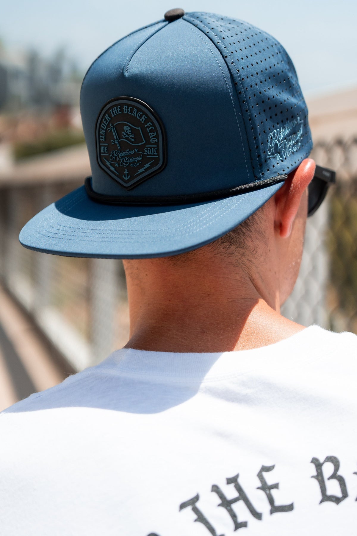 下沉或游泳 BLACKOUT Snapback