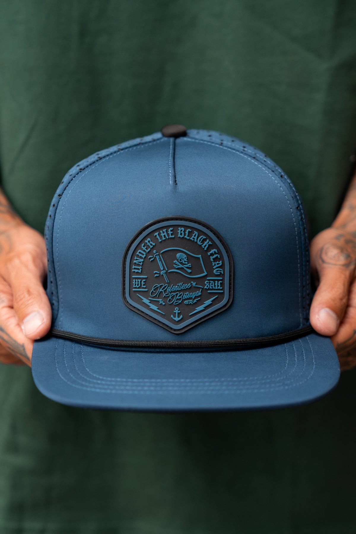 下沉或游泳 BLACKOUT Snapback