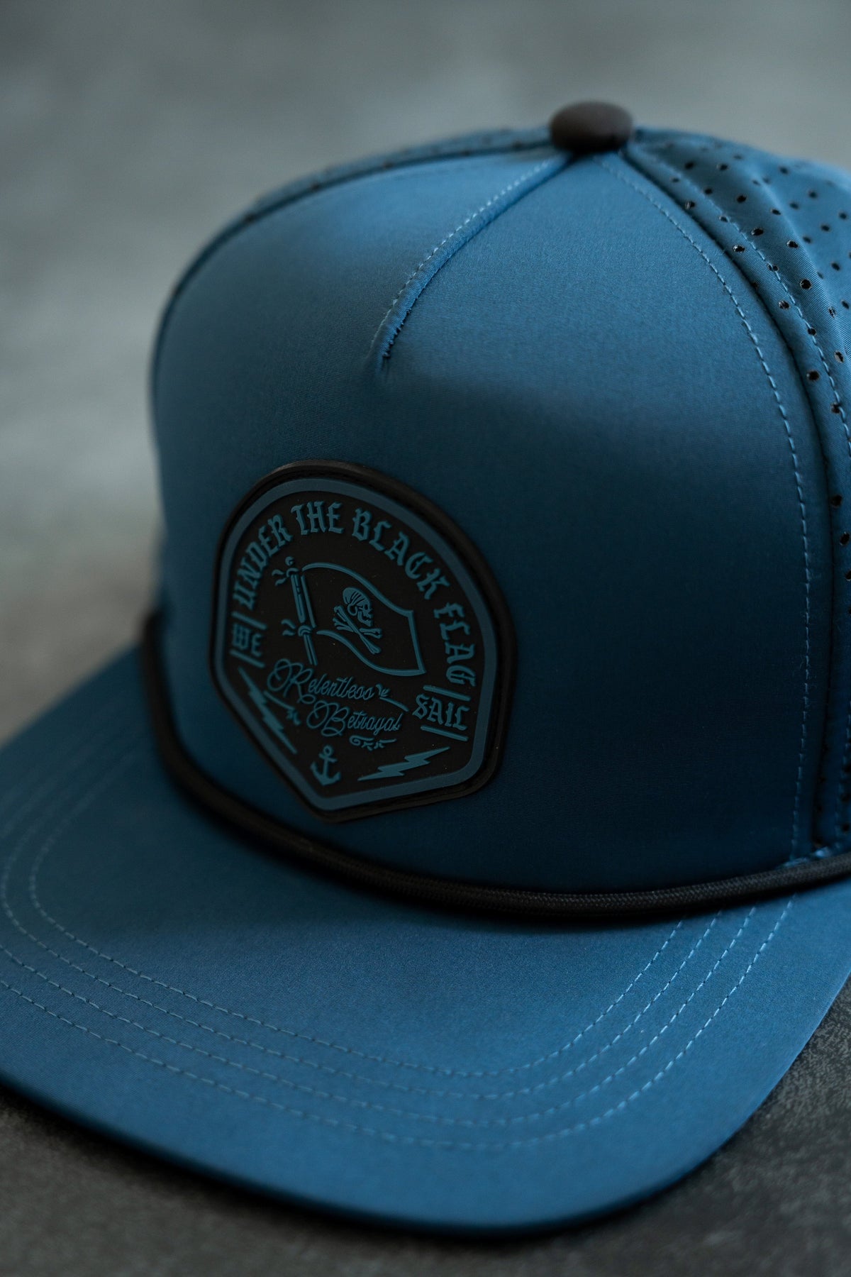 下沉或游泳 BLACKOUT Snapback