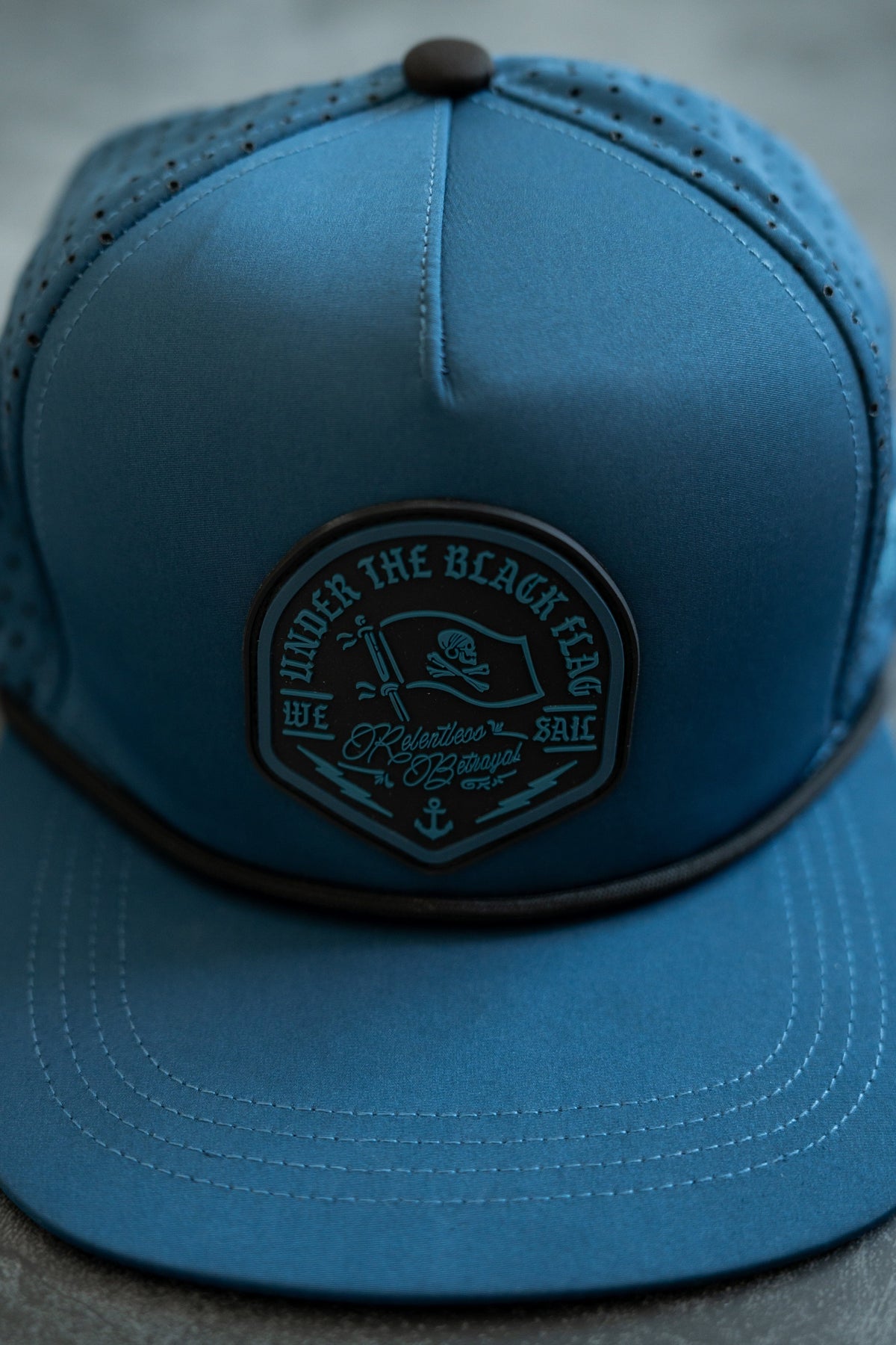 下沉或游泳 BLACKOUT Snapback
